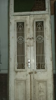 Antieke dubbele deur met ijzerwerk incl kozijn