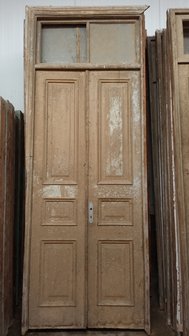Antieke dubbele deur met ijzerwerk incl kozijn