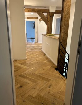  Eiken Visgraatvloer &ndash; Antiek Afgewerkt, Voorgeolied &amp; Klaar voor Installatie