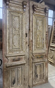 Prachtige Antieke Houten Deur met Authentiek Handsnijwerk 140x257