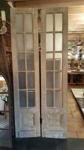 Antieke dubbele deuren met ruitjes