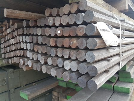 175 pieces Hardwood 8 side posts 40x40 mm x 300 cm