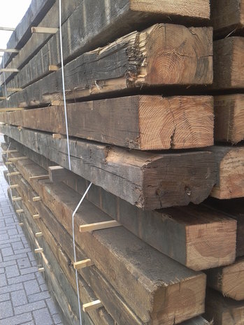Oud grenen balken - Specialist hout, natuursteen antieke bouwmaterialen