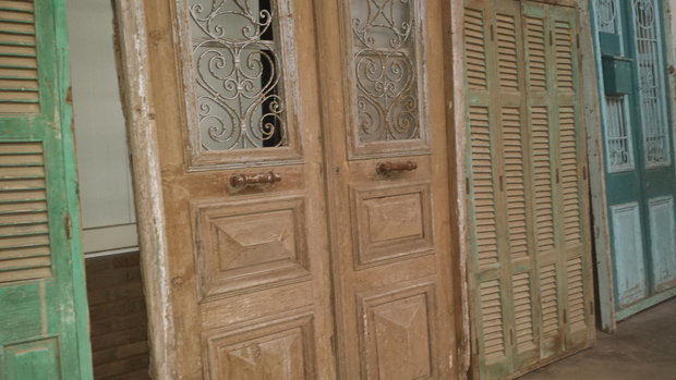 Antieke dubbele deuren met ijzerwerk