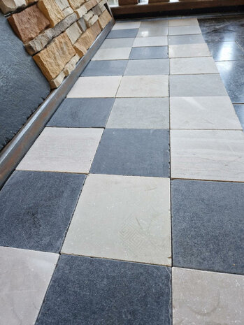 Antique limestone floortiles 20x20cm