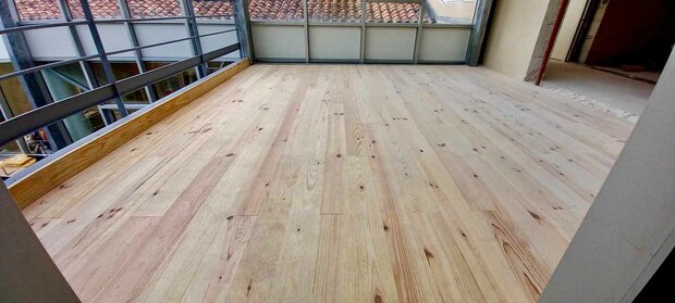 150m2 Grenen vloerdelen, rondom messing en groef 195mm breed 