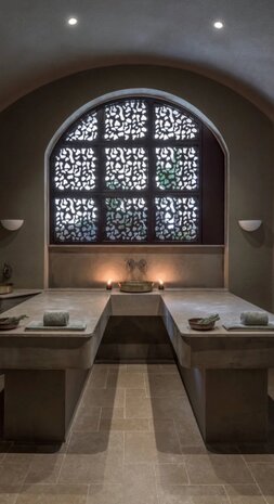 Beige kalkstenen vloer &ndash; Romeins patroon, natuurstenen tegels