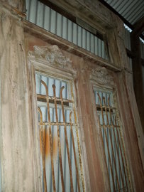 Antieke dubbele deuren met ijzerwerk